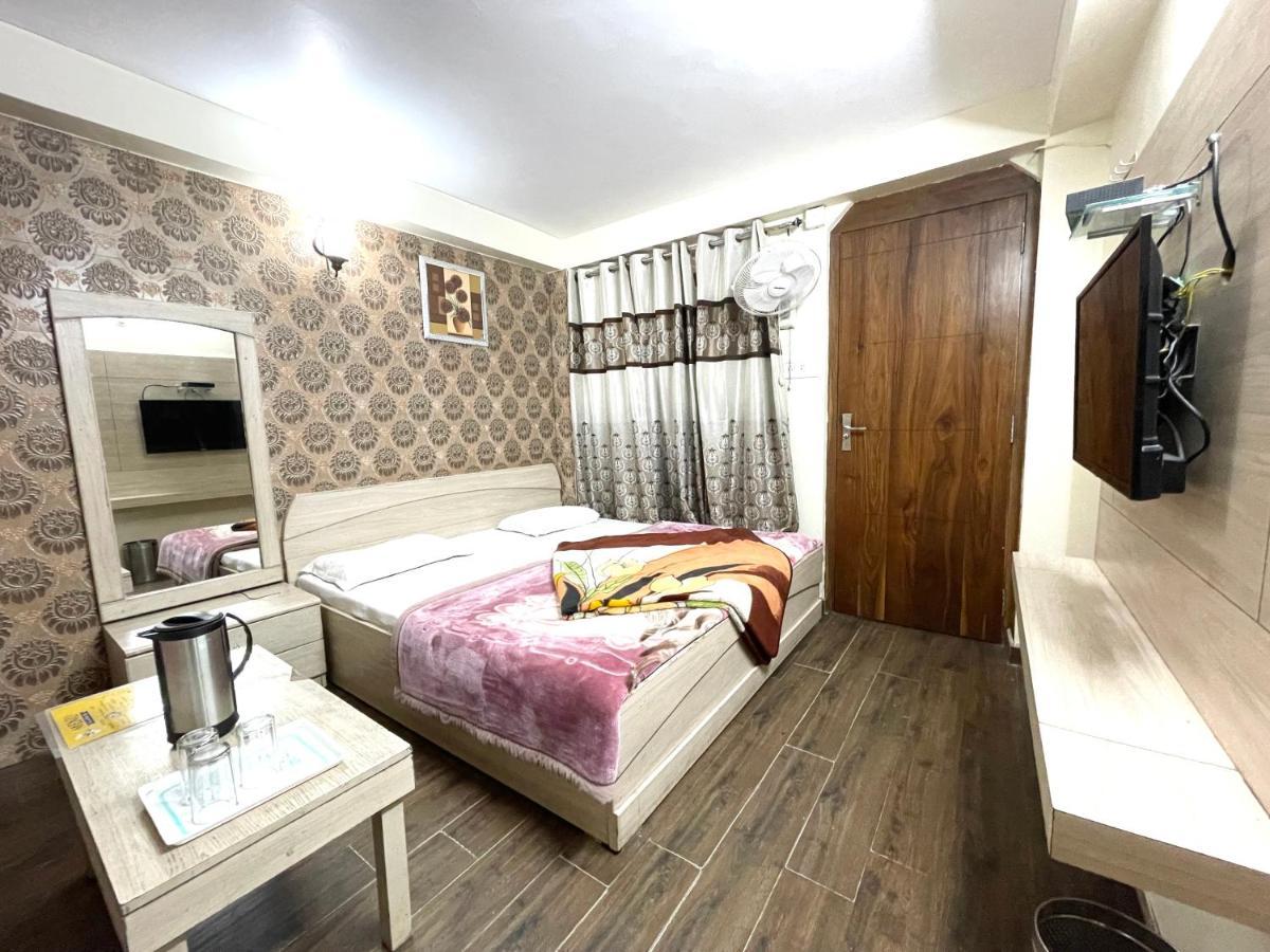 Hotel Prince ! Nainital Mall Road-Prime-Location In-Front-Of-Naini-Lake Hygiene-And-Spacious-Room Екстер'єр фото