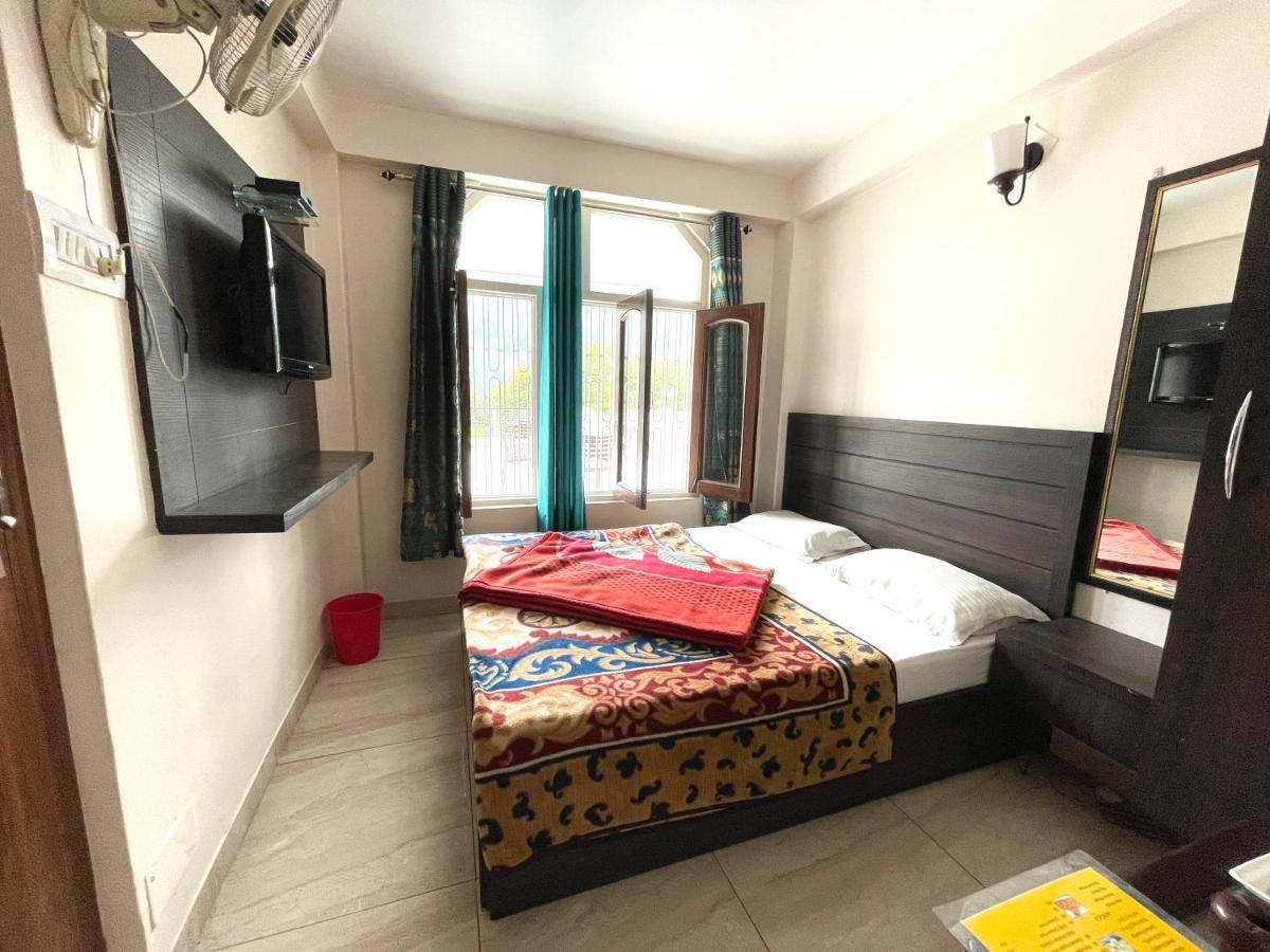 Hotel Prince ! Nainital Mall Road-Prime-Location In-Front-Of-Naini-Lake Hygiene-And-Spacious-Room Екстер'єр фото