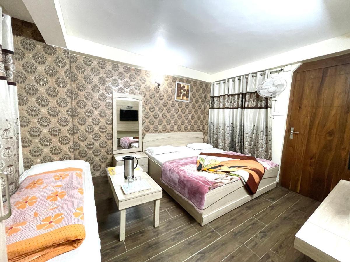 Hotel Prince ! Nainital Mall Road-Prime-Location In-Front-Of-Naini-Lake Hygiene-And-Spacious-Room Екстер'єр фото