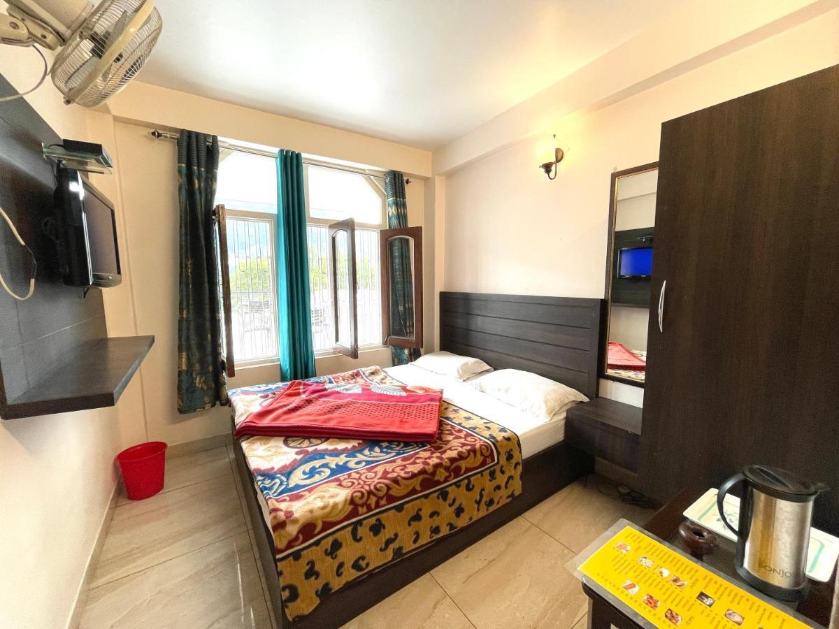 Hotel Prince ! Nainital Mall Road-Prime-Location In-Front-Of-Naini-Lake Hygiene-And-Spacious-Room Екстер'єр фото