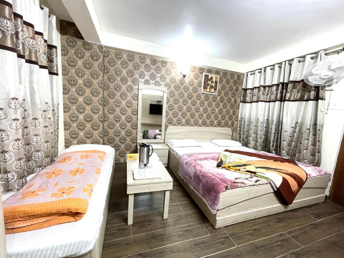 Hotel Prince ! Nainital Mall Road-Prime-Location In-Front-Of-Naini-Lake Hygiene-And-Spacious-Room Екстер'єр фото